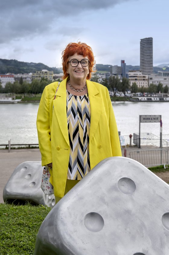 VALIE EXPORT mit „AugenWürfel“ Lentos Kunstmuseum Linz Foto Violetta Wakolbinger 2022